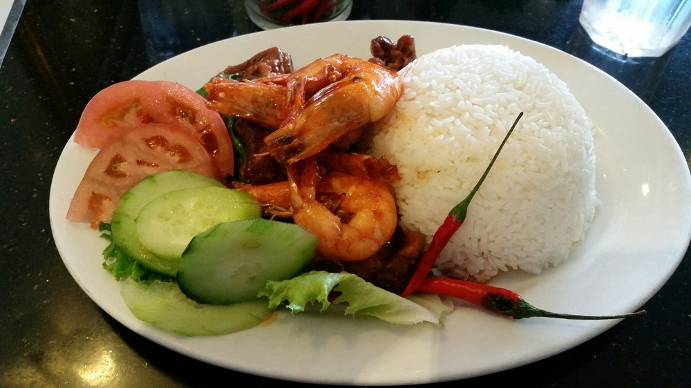 Shrimp with steamed rice, tomato and cucumber